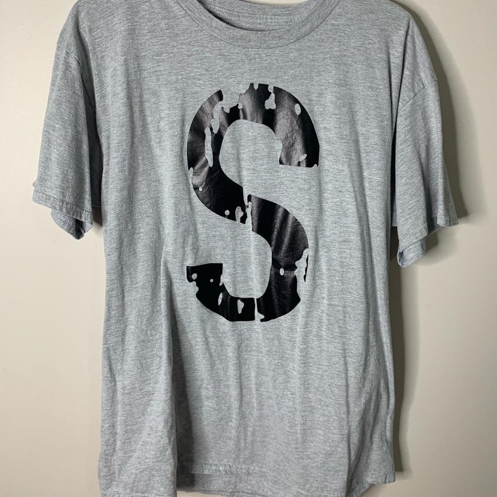 Iconic “S” t-shirt.